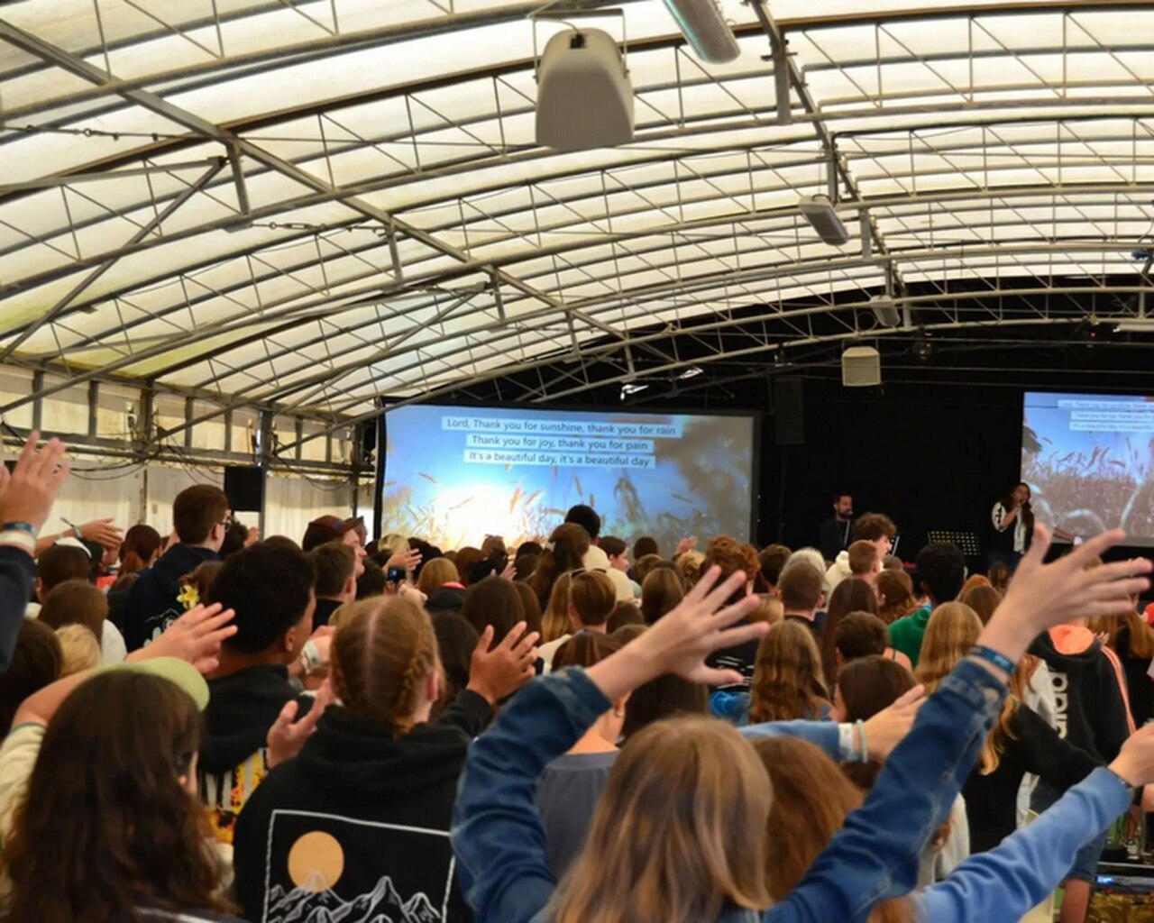 Knapp 500 Jugendliche und Junge Erwachsene reisten ins Refresh-Camp der Reformierten Kirche des Kantons St. Gallen nach Bibione IT. Foto: zvg