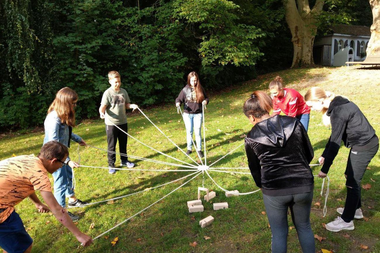 Der Kirchenrat will sich besser mit jungen Erwachsenen vernetzen. Hier bauen Teilnehmende am «iMove»-Wochenende gemeinsam einen Fröbelturm. (Bilder: zVg)