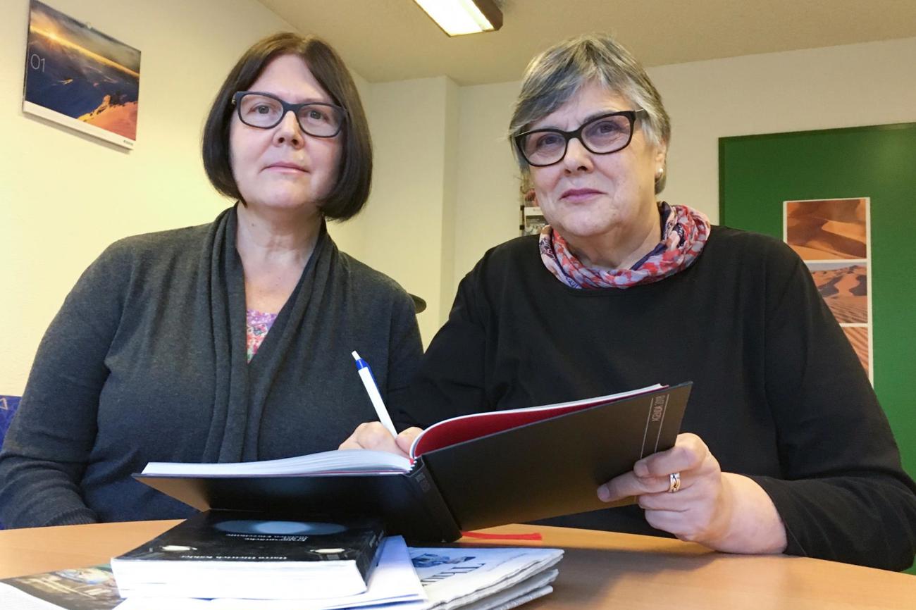 Rosmarie Günthör (links) und Ruth Grünenfelder haben in der Agenda der Beratungsstelle der Thurgauischen Evangelischen Frauenhilfe in Weinfelden viele Termine, um Frauen praktische Hilfestellung zu geben. (Bild: es)