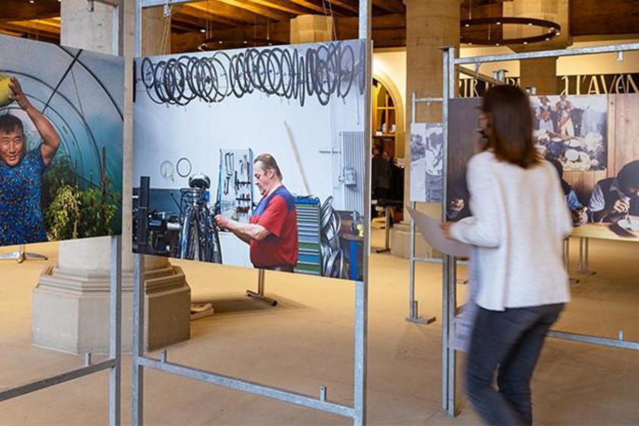 Blick in die Ausstellung «75 Jahre HEKS» an der Synode der EKS (Bild: EKS-EERS | Nadja Rauscher)