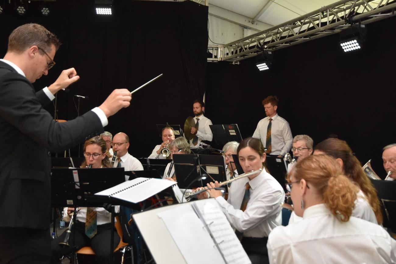 Wohltuend vielseitig und zum Teil gemeinsam: die Kirchensonntags-Band (links) und die Musikgesellschaft Affeltrangen (rechts) sorgten für musikalische Abwechslung und Begleitung. (Bild: zVg)