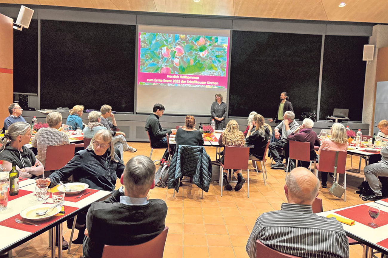 Führen durch den Schaffhauser «Ernte-Event»: Cornelia Busenhart, Kirchenrätin und Thomas Nohl, Kirchenentwicklung. | zvg