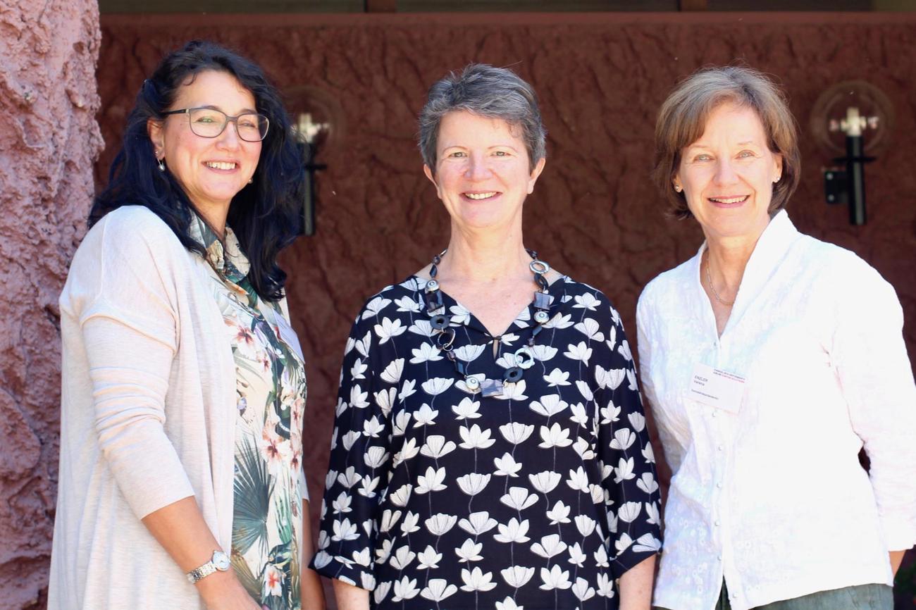 Reformierte Kirche Kanton Solothurn in Frauenhand: Evelyn Borer, die neue Synodalratspräsidentin, zwischen Zsusza Schneider, Synodenpräsidentin, und der amtierenden Synodalratspräsidentin Verena Enzler. tz