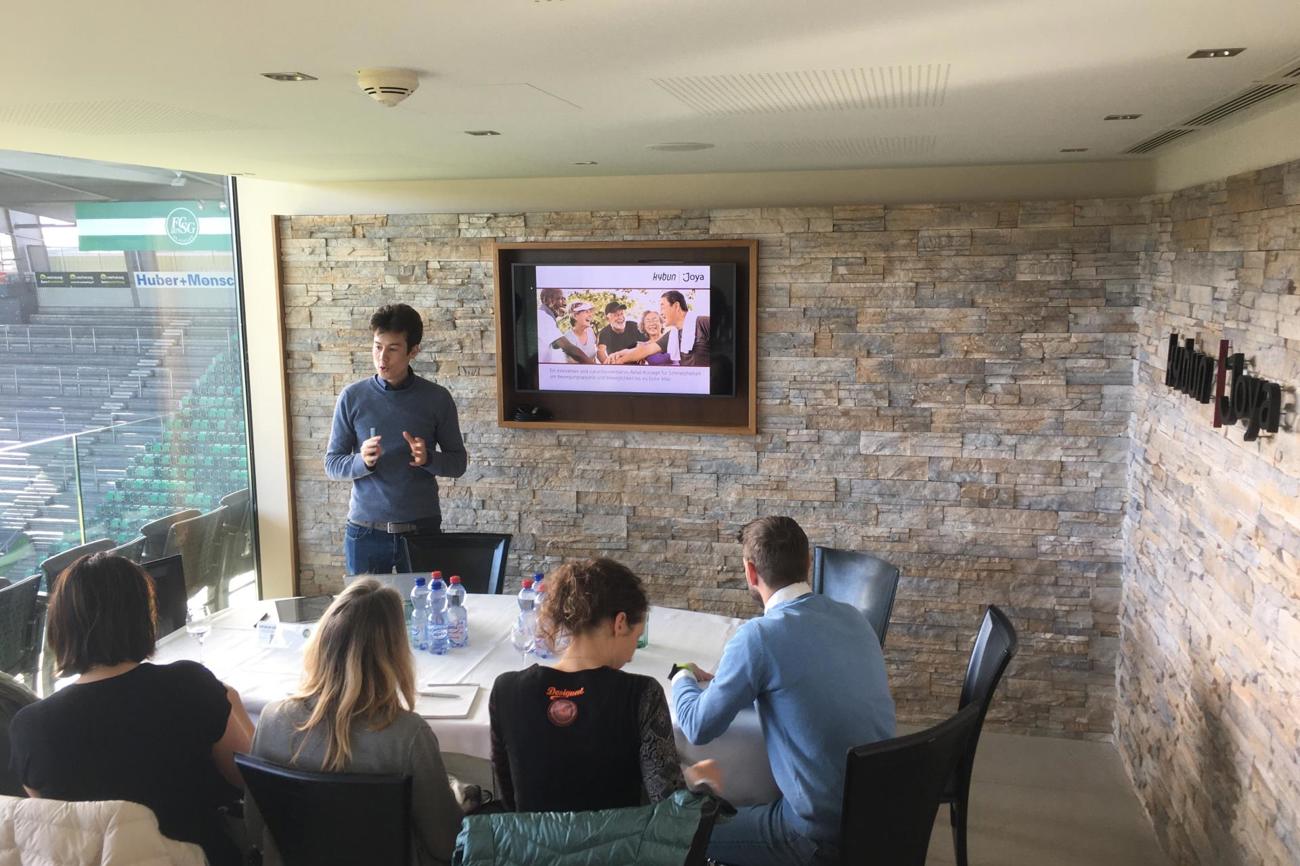 Mathias Müller (stehend) verliert das «frohe
Schaffen» nie aus den Augen. (Bild: zVg)