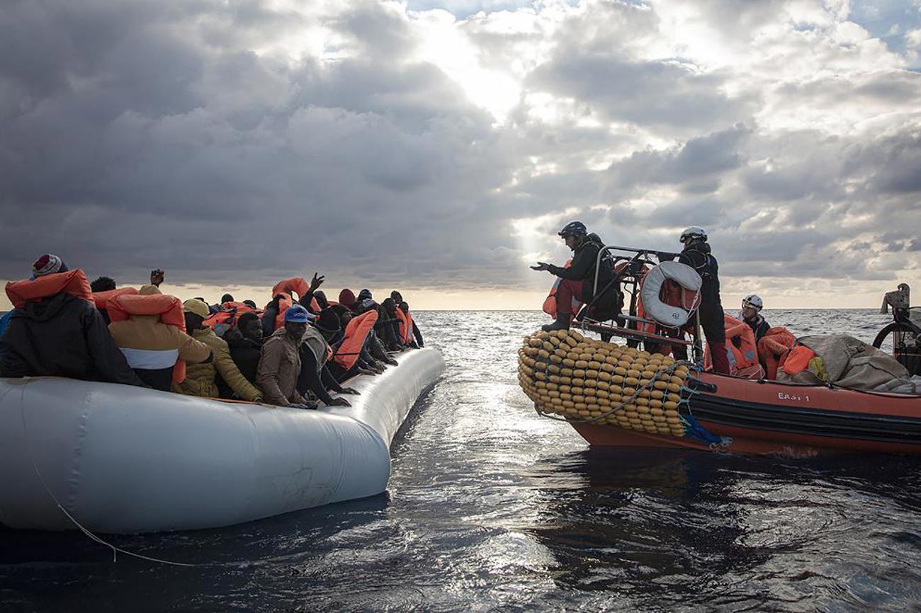 Meist sind Flüchtende mit Schlauchbooten unterwegs – und oft schon beim Ablegen in Seenot. |Anthony Jean/SOS Méditerranée