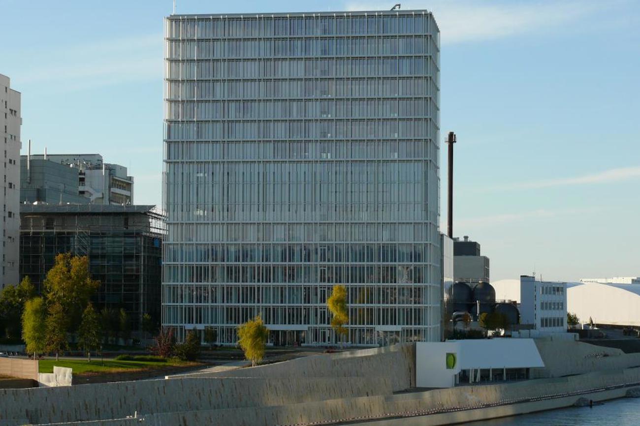 Die Industrie Basels möchte sich an der ersten Industrienacht der Bevölkerung öffnen. Im Bild: Hochhaus auf dem Novartis Campus in Basel. |Silesia711 / CC By-SA 4.0