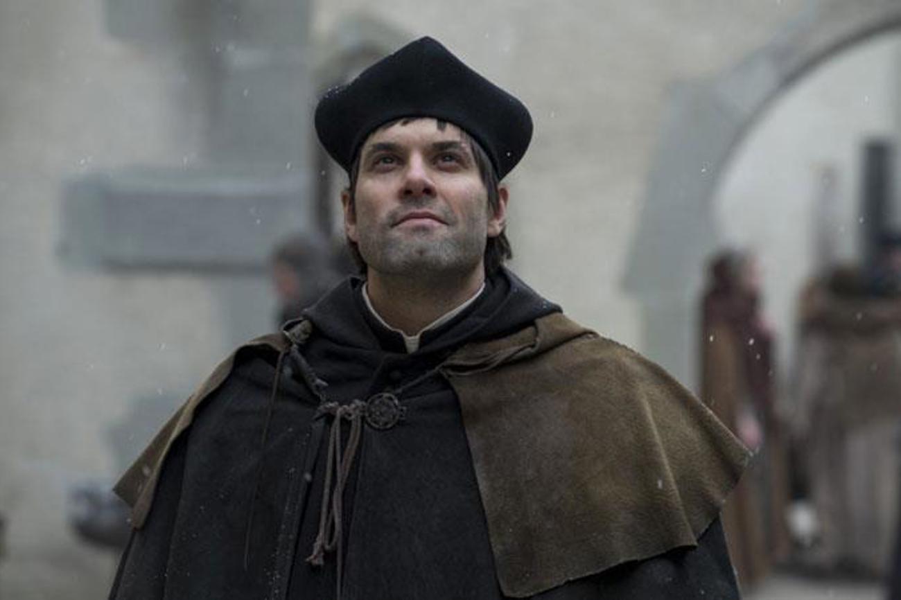 Erst als er sich mit seiner Rolle beschäftigt habe, sei ihm die gesellschaftliche Dimension der Reformation bewusst geworden, sagt Zwingli-Darsteller Max Simonischek.