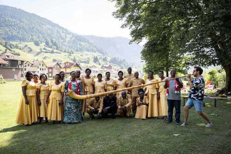 Toggenburger Alphorn trifft Gospel aus Tansania