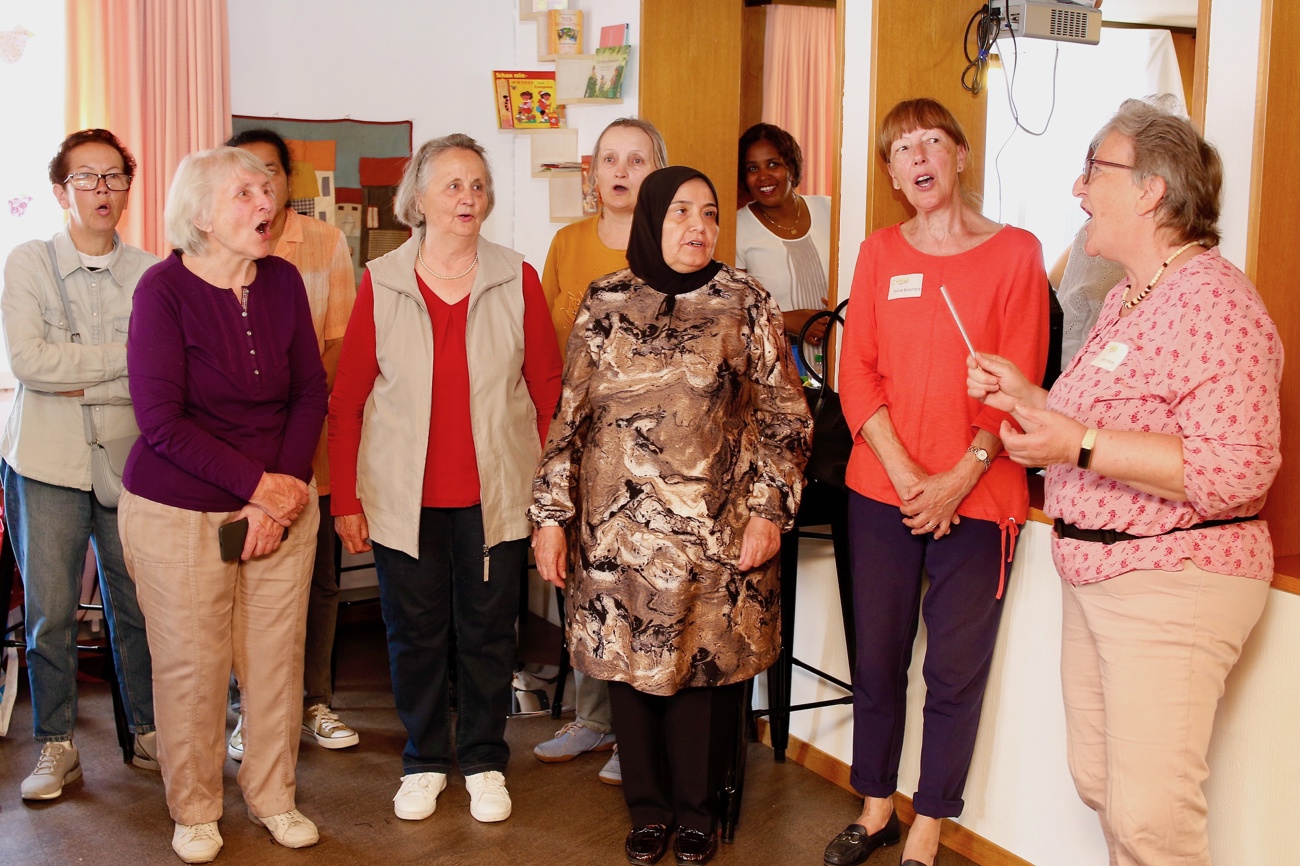Das Dialogchörli mit Integra-Schulleiterin Vreni Hofer (ganz rechts). Foto: Daniel Klingenberg