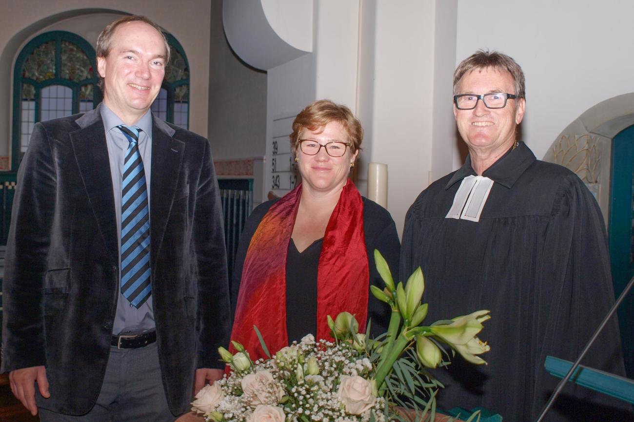 Kirchenratspräsident Pfarrer Wilfried Bührer,
rechts, setzte im Synodegottesdienst Kirchenmusiker
Jochen Kaiser und Pfarrerin Cathrin Legler-
Widmer als Fachstellenmitarbeitende im Dienst
der Landeskirche ein. (Bild: brb)