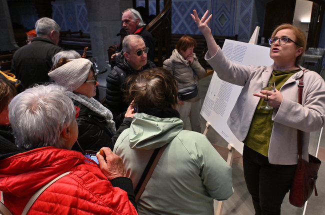 Stadtpräsidentin Maria Pappa ist sichtlich begeistert ob der Dimensionen der Orgel. Foto: Augustin Saalem