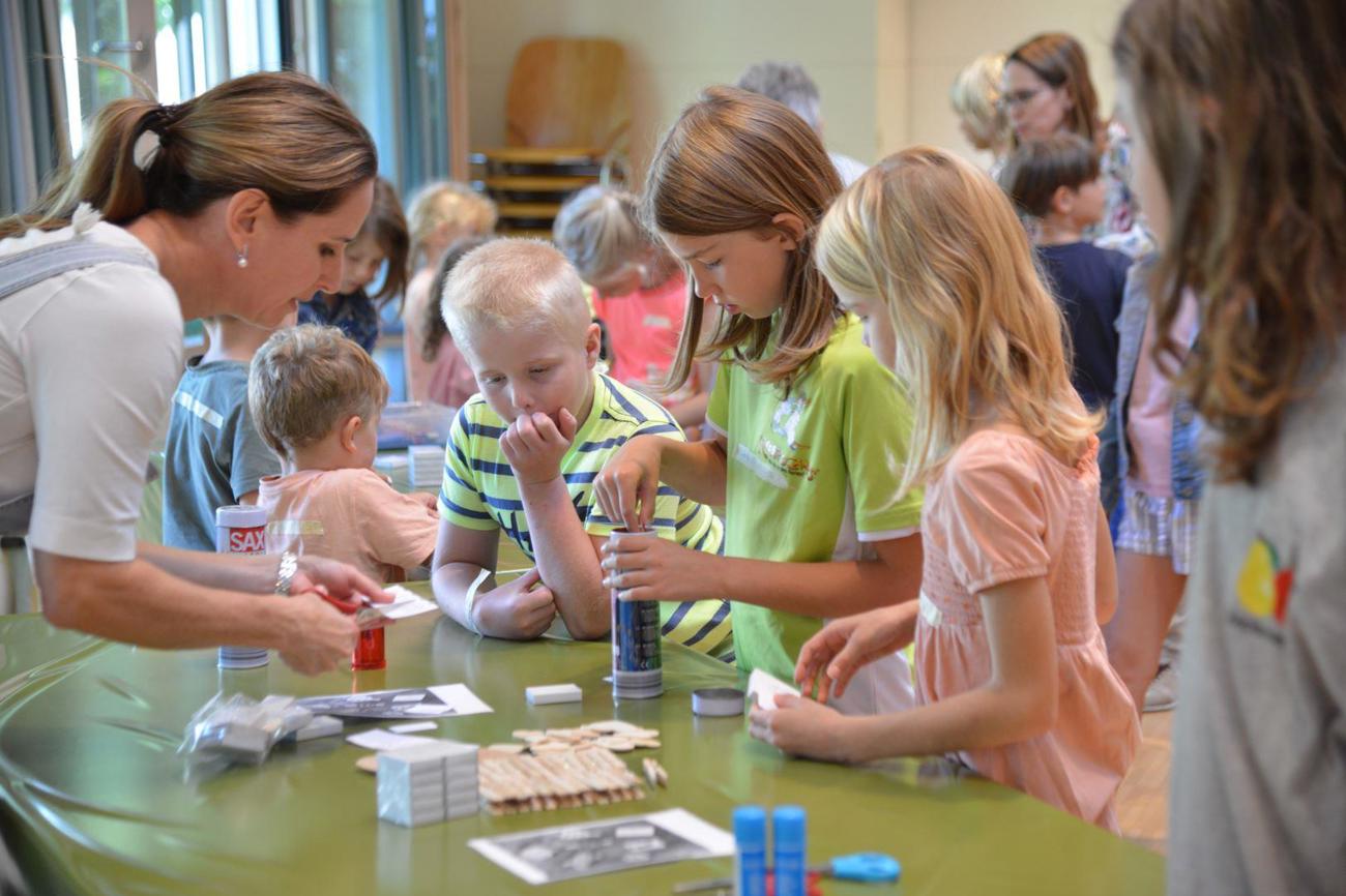 Malen, ausschneiden, Streichholzschachteln gestalten: Zur Verarbeitung der «Herzbotschaft» konnten sich die Kinder kreativ entfalten. (Bild: zVg)