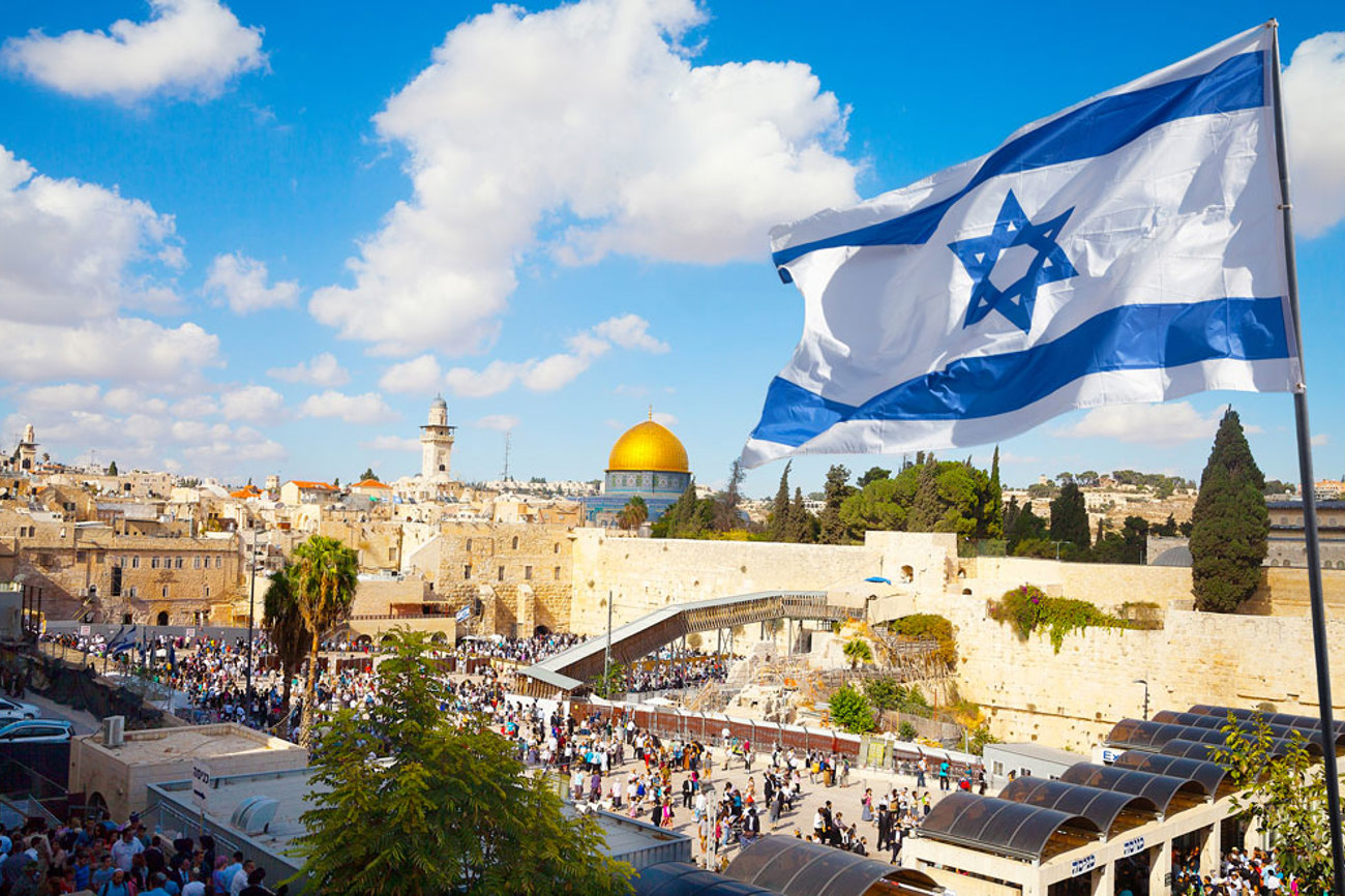 75 Jahre nach seiner Gründung steht Israel an einer Wegscheide. Selbst die Landesfahne ist aufgeladen mit Widersprüchen. | istock