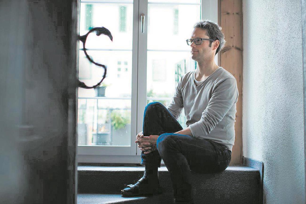 Heiler und Theologe Matthias A. Weiss in seiner Praxis in Richterseil: «Die geistige Welt ist real, vielleicht realer als unsere Wirklichkeit.» (Bild: Moritz)