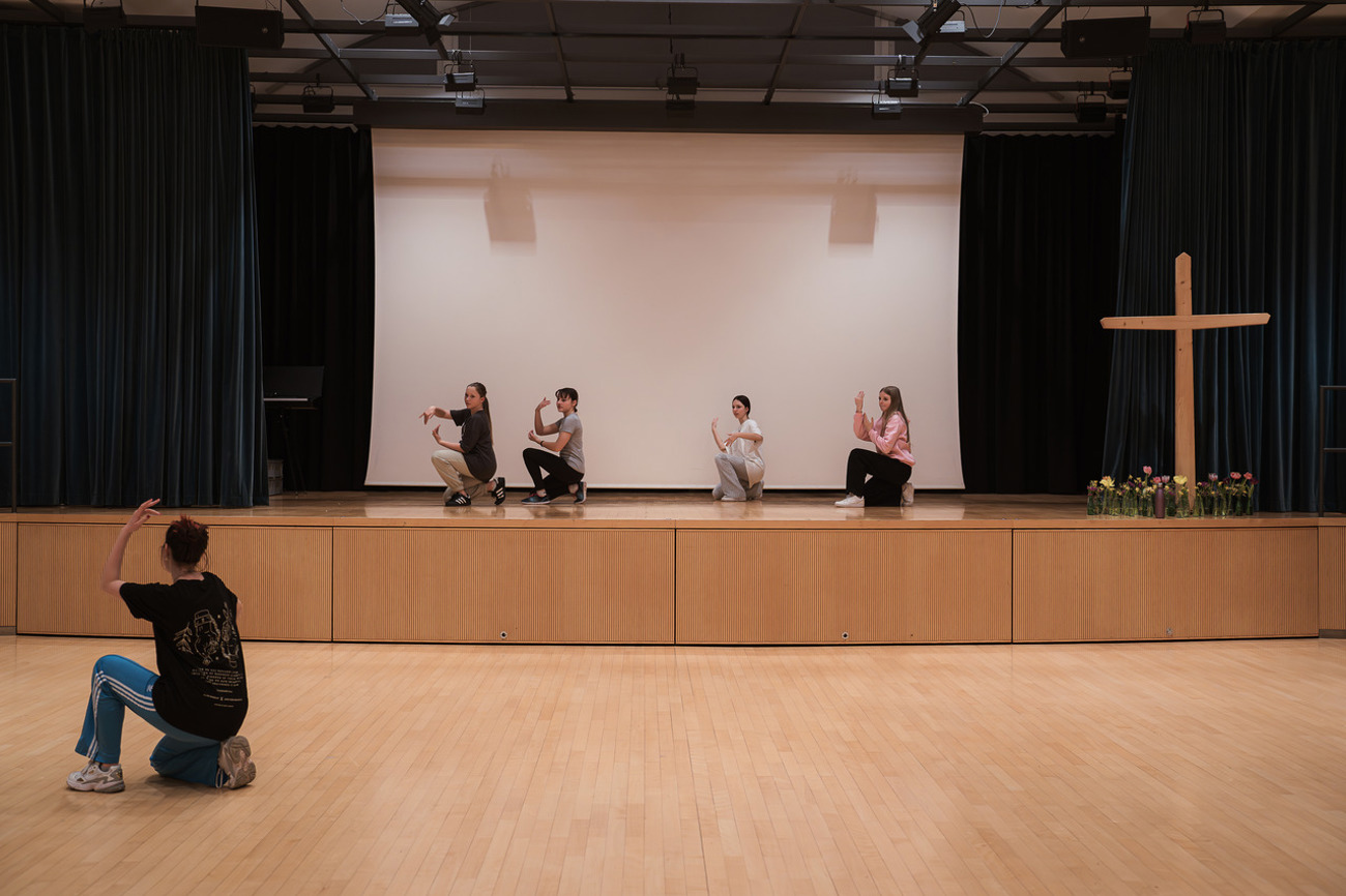 Die Teenager üben Schritte und Posen ein, die Lucy vorzeigt. Foto: Jana Birchmeier