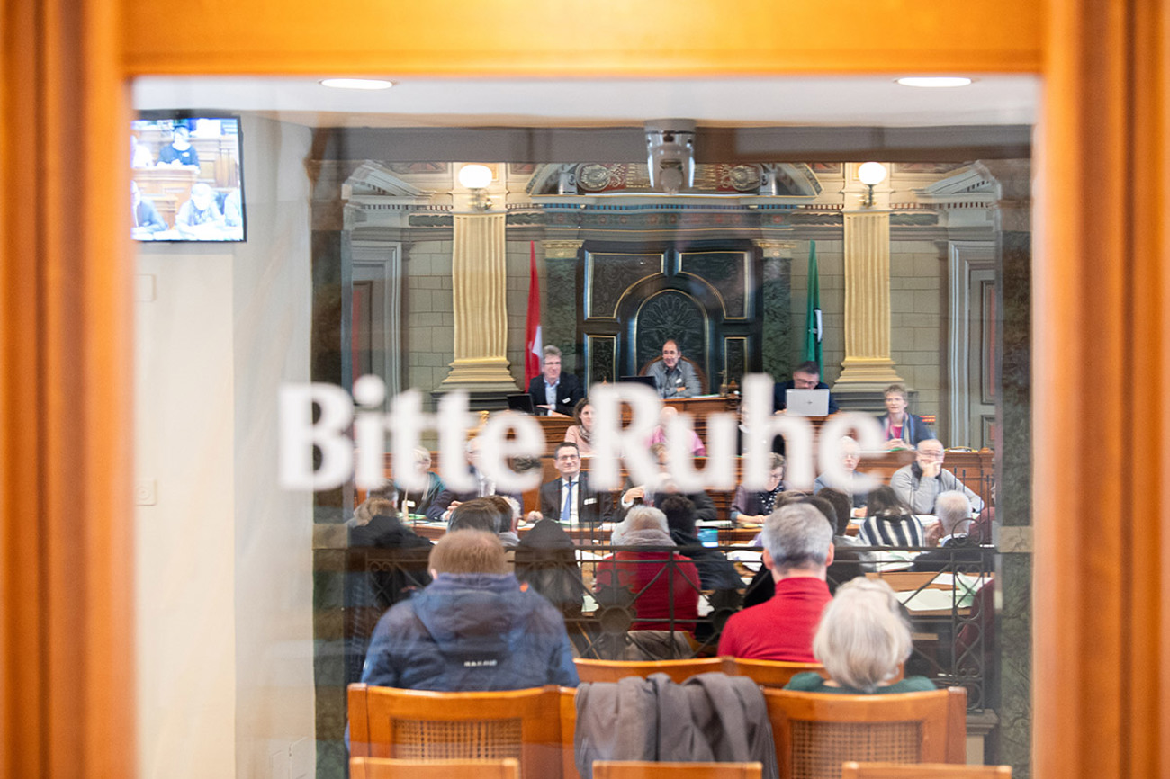 Die St. Galler Synode tagt im Kantonsratssaal zwar hinter einer Glastüre. Die Sitzung ist aber öffentlich. Foto: ack