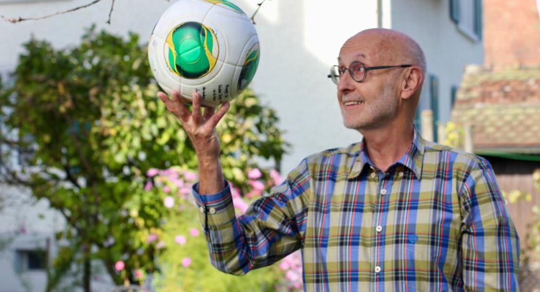 Der Theologe Josef Hochstrasser liebt den Fussball. | Tilmann Zuber