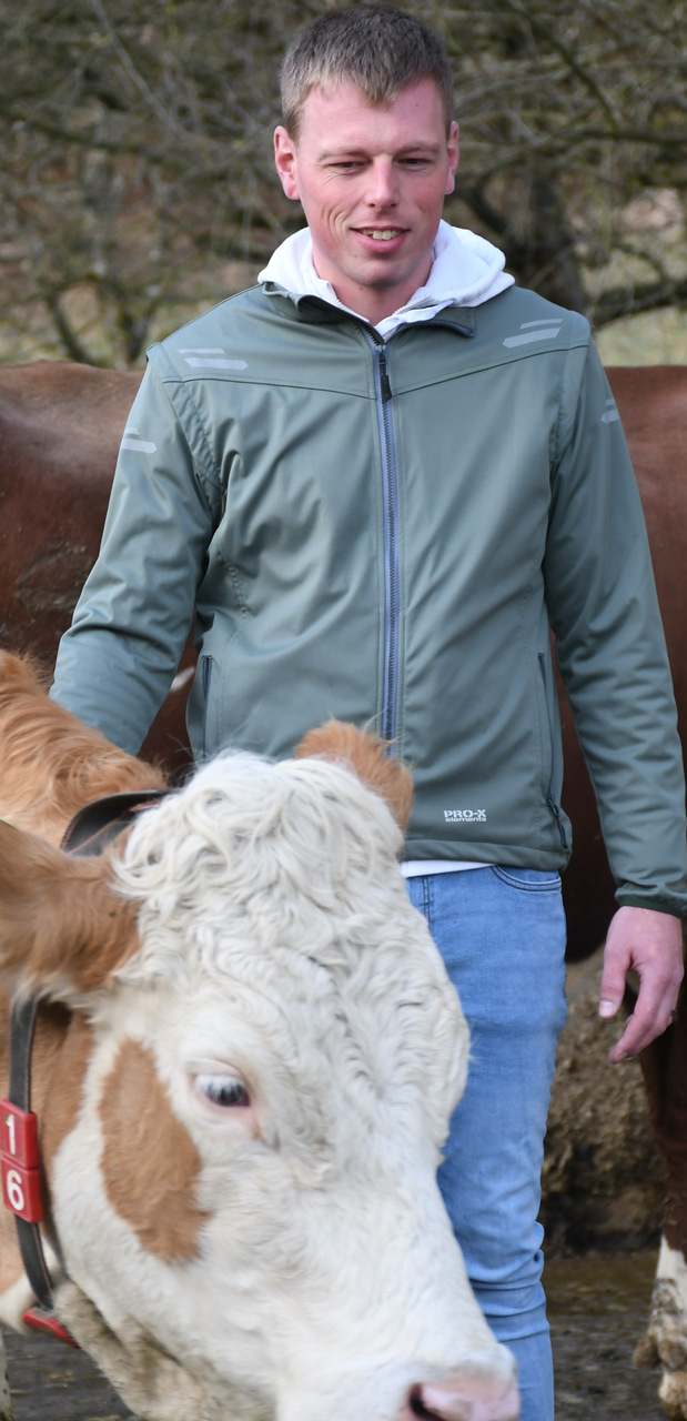 Weniger Probleme im Stall, mehr zeitliche Flexibilität, dafür weniger Milchleistung pro Kuh – das sind die Folge der Umstellung auf extensive Milchwirtschaft. Foto: meka