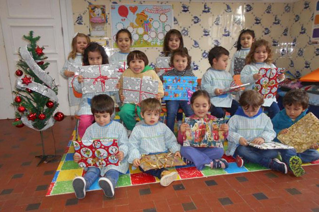 Kinder in den portugiesischen Fischerdörfern Cova und Gala freuen sich über das Weihnachtspäckli aus dem Baselbiet.