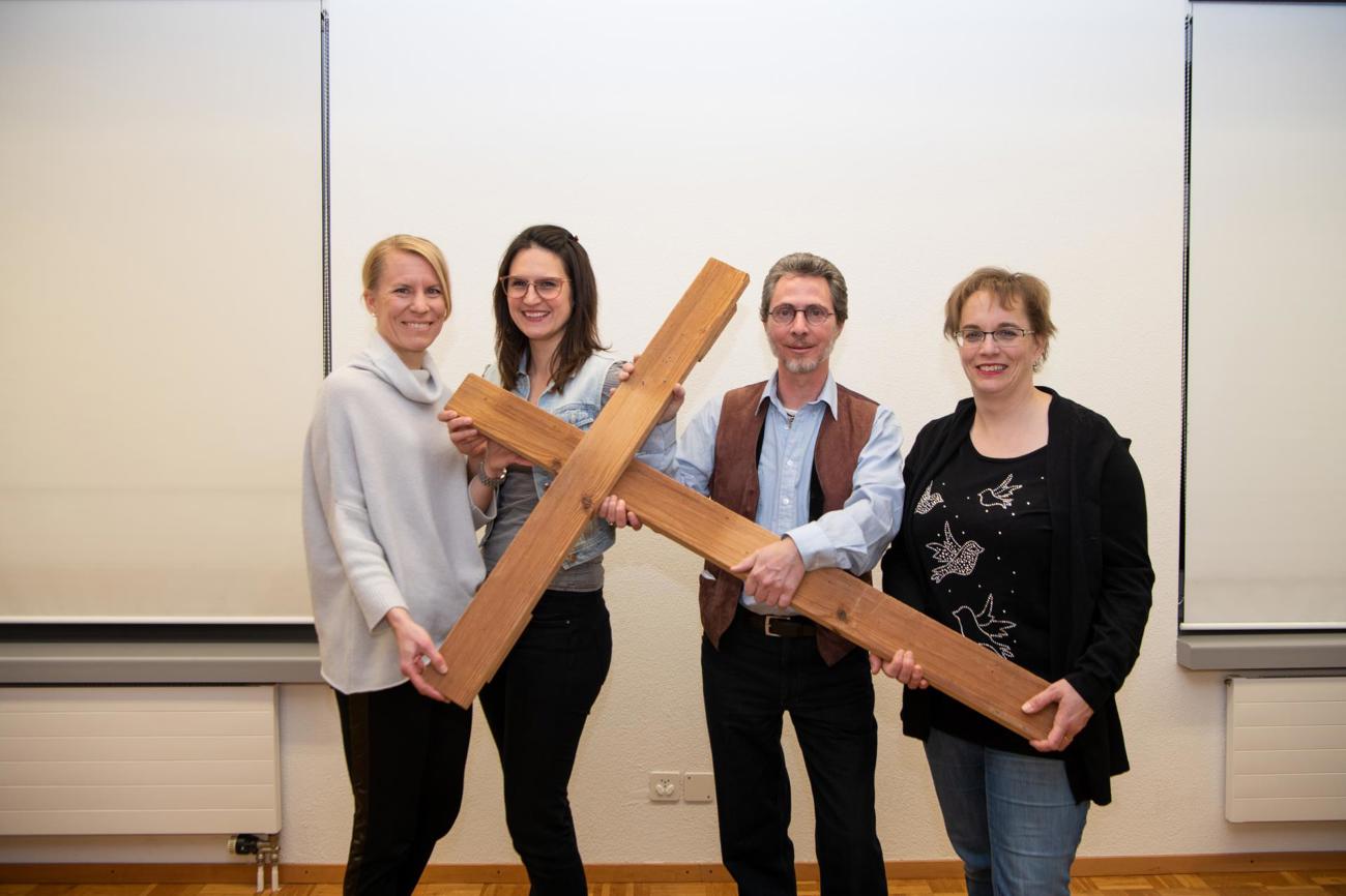 Was an einem Laientheologiekurs so faszinierend ist, dass er
selbst für Atheisten spannend ist, erörtern Ines Gut, Evelyn Knupp,
Martin Buser und Mirjam Hug (von links).