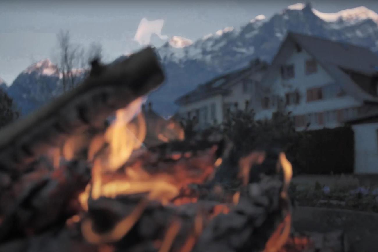 Das Aufschichten des Osterfeuers in Ennenda ist für Markus Bissig eine spirituelle Einstimmung auf das Osterfest.
Bild: Jonathan Hofmann