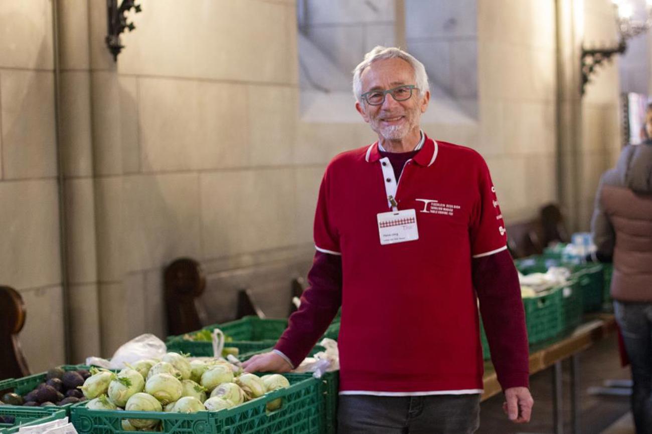 Das Gemüse ist bereit: Hans-Jörg Rudin vom Verein «Tischlein deck dich» in der Offenen Kirche Elisabethen in Basel.|Tilmann Zuber