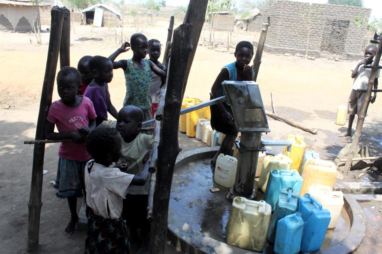 Kinder holen Wasser bei einer der Pumpen in Boroli Camp.