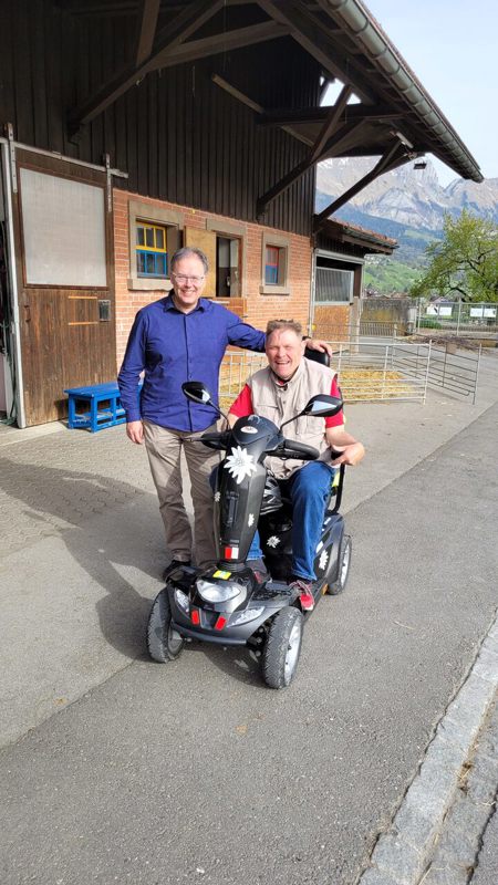 Immer mit dem Roller unterwegs im Dorf