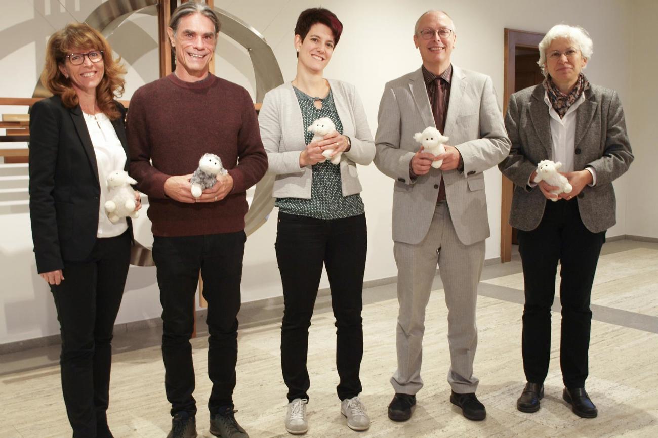 Von links: Kirchenrätin Ruth Pfister, Jmerio Pianari, Jasmin Hanselmann, Pfarrer Tobias Arni und Kirchenrätin Gerda Schärer mit den Symbolfiguren aus der Weisheitsgeschichte der Predigt von Tobias Arni. Auch das «unschöne graue Schaf» trägt etwas Wertvolles zum Ganzen bei. (Bild: pd)