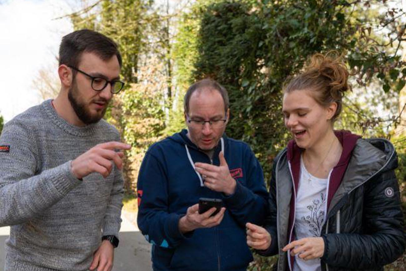 Lea Hellwig, Steff Keller und Marco Steinemann (von links) testen den Adventure-Spaziergang aus, für den sie die Idee entwickelt haben.