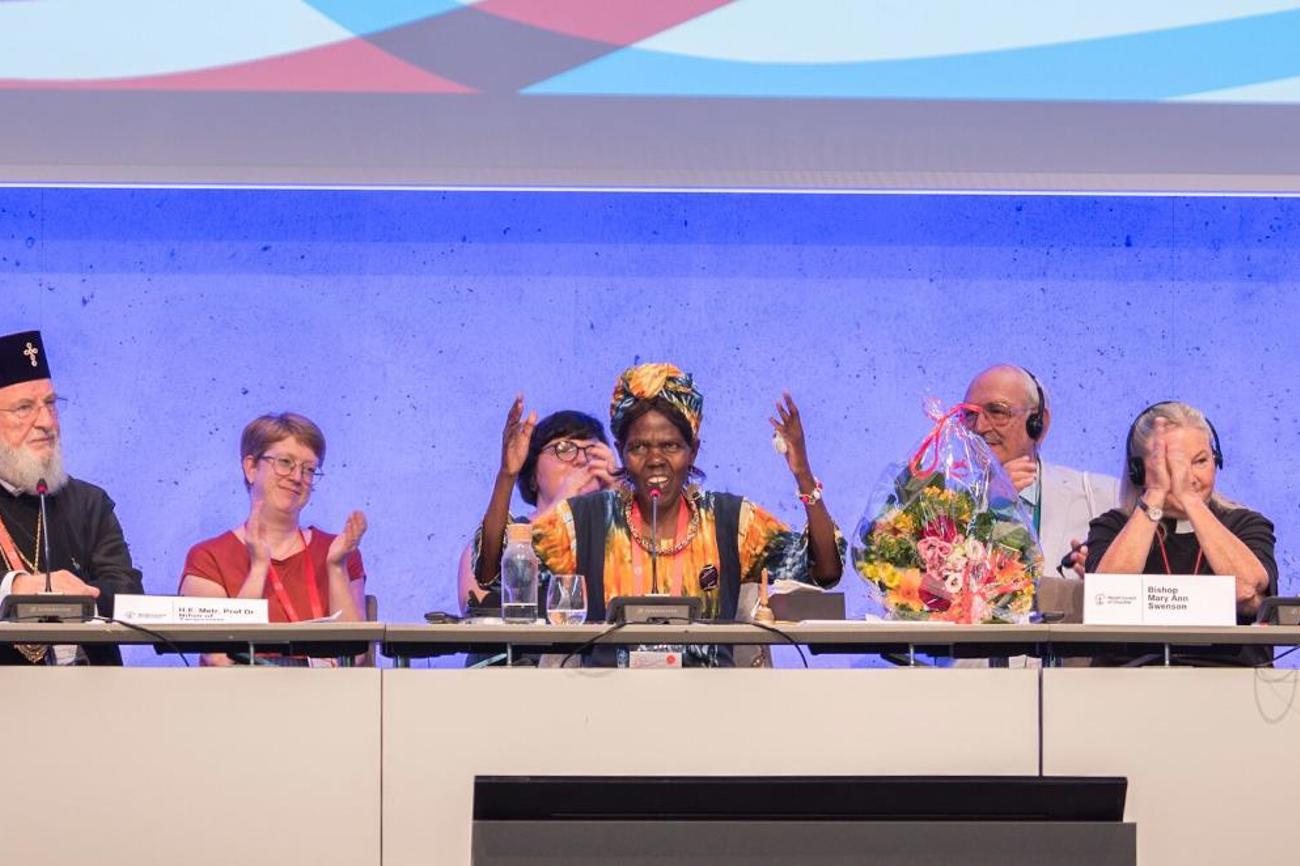 Die Vorsitzende des ÖRK-Zentralausschusses, Agnes Abuom, erklärt die 11. Vollversammlung für beendet. |Ökumenischer Rat der Kirchen