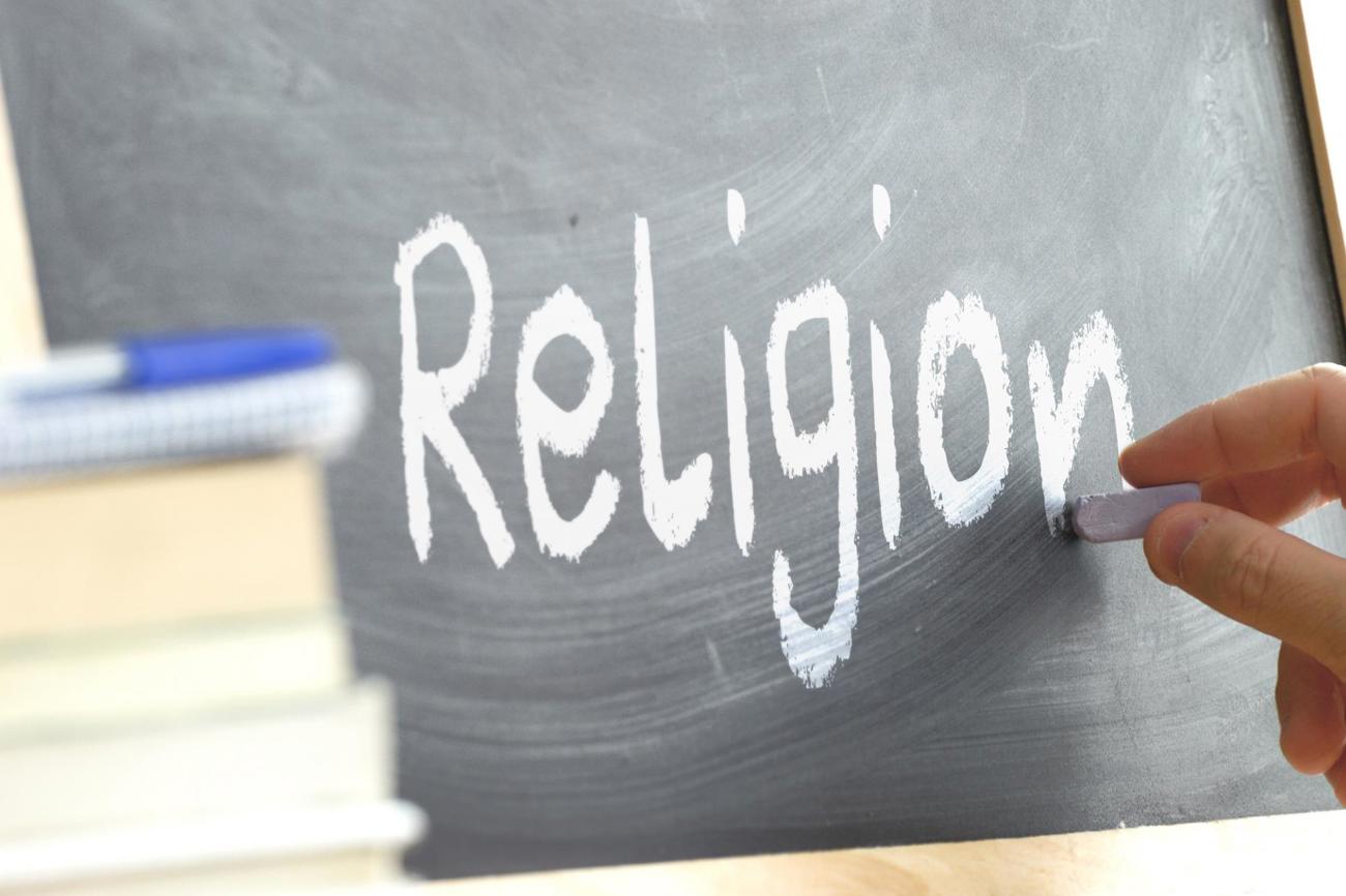 Religion am Lernort Schule hat Schule gemacht: Fachkräfte wollen das gegenseitige Verständnis zwischen schulischen
und kirchlichen Organisationen weiter stärken. (Bild: Adobestock.com/JuanCi Studio)