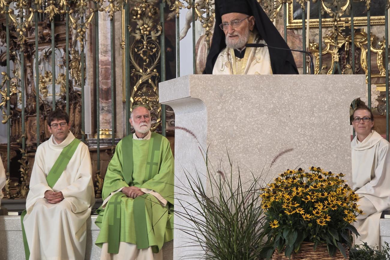 Patriarch em.Gregorios III. Laham mit Domherr Felix Büchi (grün) (Quelle: «Kirche in Not (ACN)») 