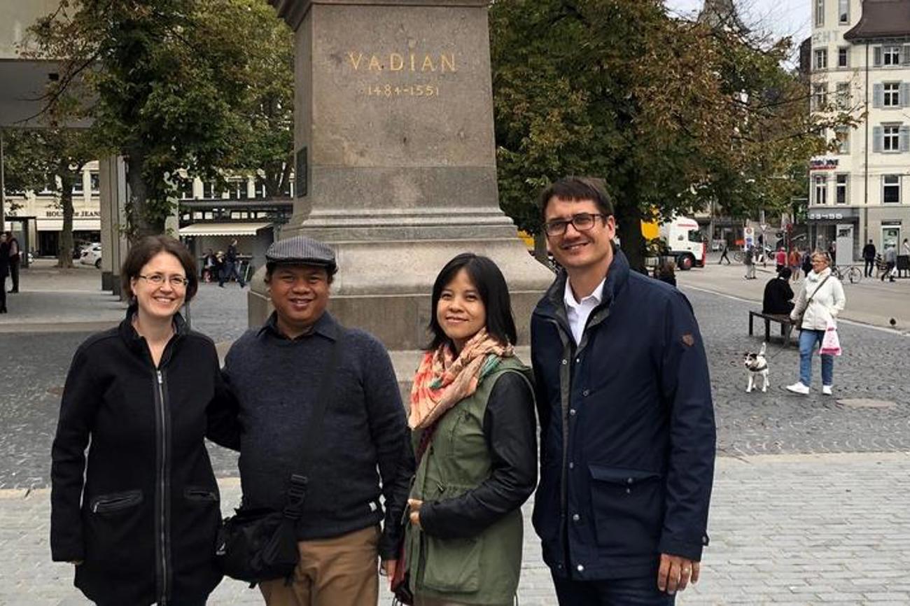 Der Muslim Wawan Gunawan und die Christin Yunita Tan (in der Mitte) setzen sich in Indonesien für den interreligiösen Dialog ein. 2019 besuchten sie die Arbeitsstelle Weltweite Kirche in St. Gallen und anschliessend zusammen das Vadian-Denkmal.