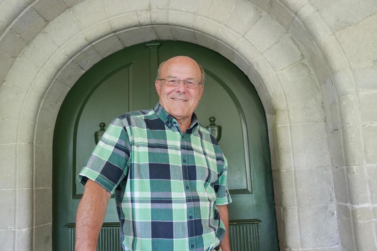 Ernst Gerber vor der Kirchentüre der Evangelischen Kirchgemeinde Gachnang, für die er 40 Jahre lang als Pfleger tätig war.