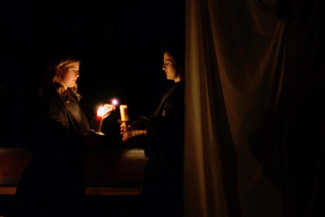 Im Zentrum der Liturgie stehen 15 Kerzen, welche die elf Apostel, drei Marien und Christus symbolisieren. (Bild: zVg)