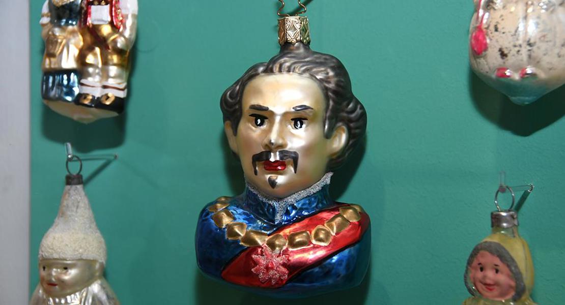 König Ludwig II von Bayern baumelte auch als Schmuck am Baum. | meka