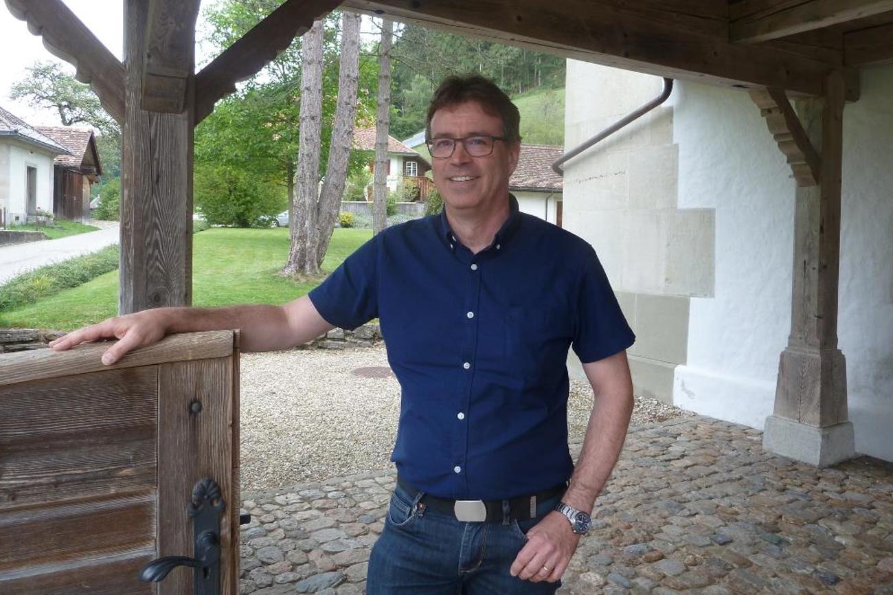 Pfarrer Felix Scherrer unter dem hölzernen Vorbau der Truber Kirche, die noch aus Klosterzeiten stammt.|Hans Herrmann