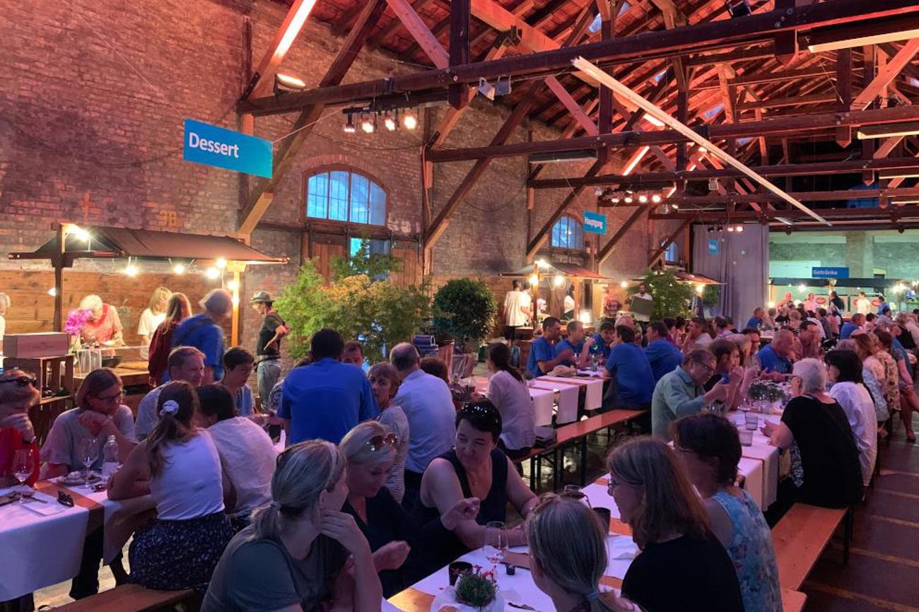 Das Foodsave-Bankett der Glarner Kirche: Bei Gemüse-Curry und Apfelkuchen diskutieren die Gäste, wie man Lebensmittelverschwendung vermeidet.