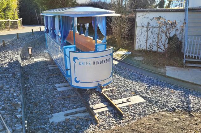 Das ausgediente Rösslitramm steht auf dem Abstellgleis. Das neue Tram fährt elektrisch. Foto: sd