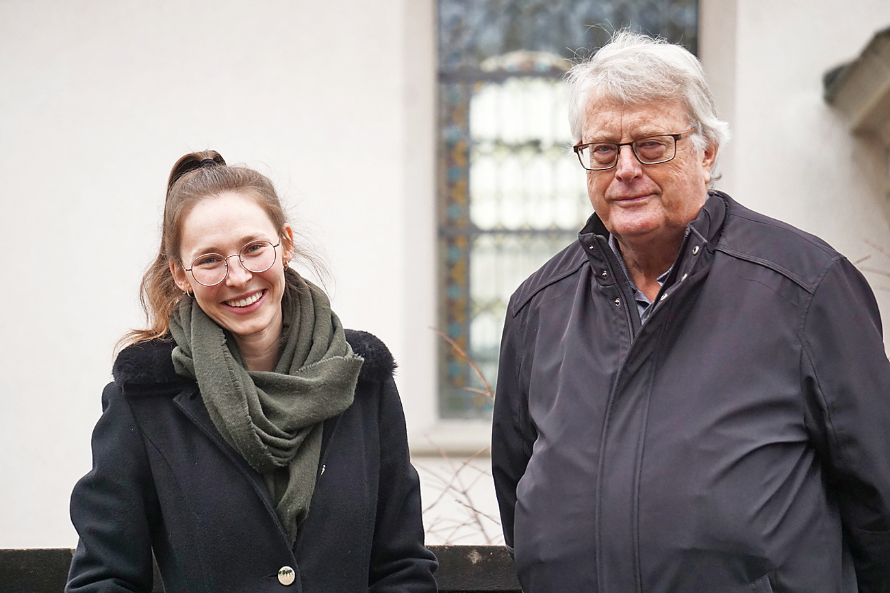 Zwei Generationen, eine Gemeinde: Pfarrerin Nathanja Baumer-Schuppli (28) und Kirchgemeindepräsident Edi Ulmer (73) freuen sich über den Mitgliederzuwachs ihrer Kirchgemeinde. Foto: sd