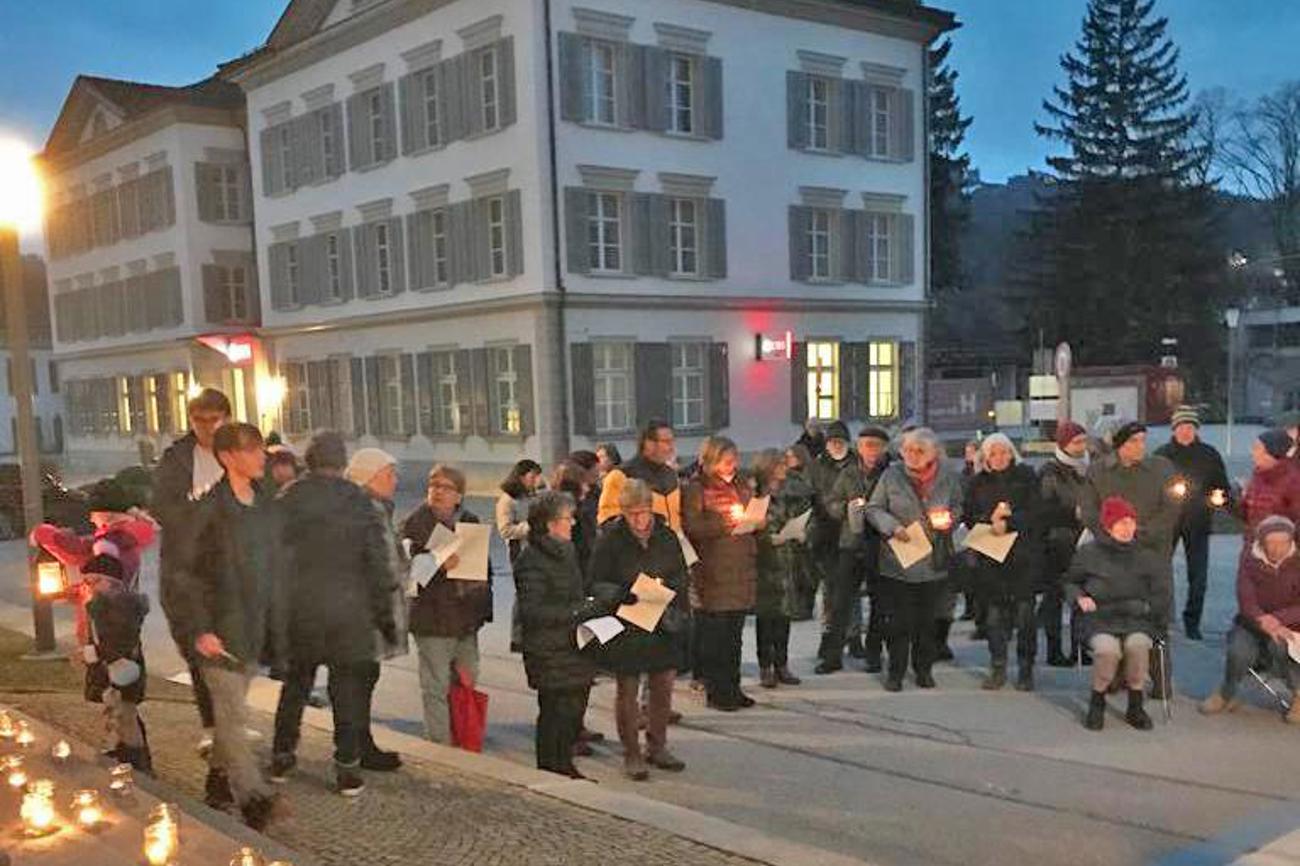 Solidaritätsbekundung mit Friedensgebet in Heiden.                                                                                               Bild Miriam Sieber