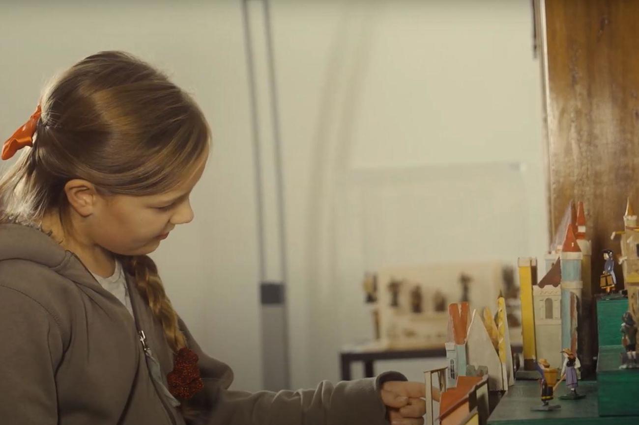 Die 10-jährige Yael geht mit leuchtenden Augen durch die Weihnachtsaustellung im Historischen Museum in Bischofszell, welche noch bis am 29. Januar 2023 zu sehen ist. (Bild: Evangelische Landeskirche des Kantons Thurgau / Youtube)