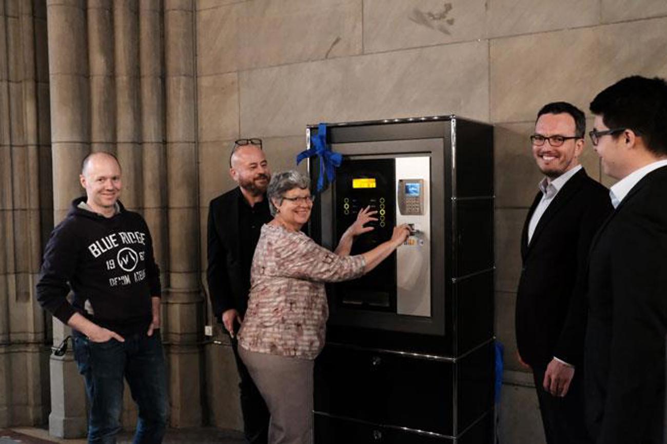 Die erste Einzahlung am neuen «Spend-O-Mat»: (von links nach rechts): Beat Müller, Projektmanager der Offenen Kirche Elisabethen Basel, Pfarrer Frank Lorenz, Co-Leiter, Susi Labhart, Verwalterin der reformierten Kirche Basel-Stadt, und Patrick Kissel von der Kantonalbank Basel.