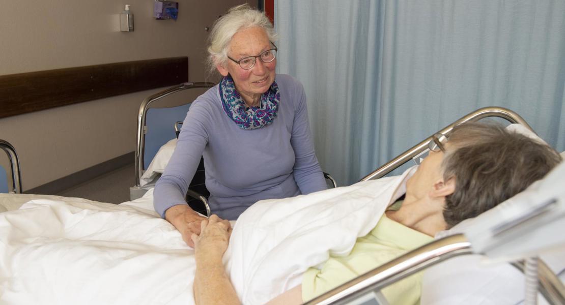 Bei ihren freiwilligen Einsätzen sitzt Doris Rubli bis zu sechs Stunden an einem Patientenbett. | L E U T E R T