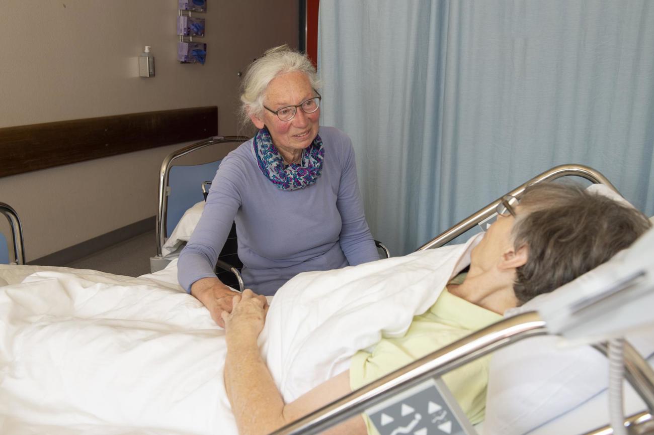 Bei ihren freiwilligen Einsätzen sitzt Doris Rubli bis zu sechs Stunden an einem Patientenbett. | L E U T E R T