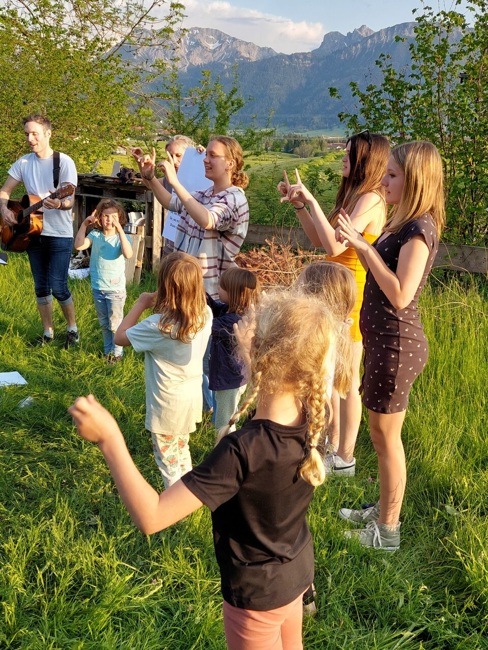 Zum Singen gehören die passenden Bewegungen. Foto: zVg