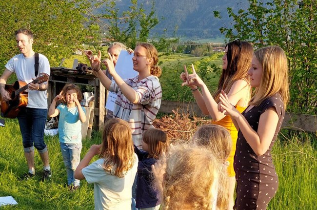Zum Singen gehören die passenden Bewegungen. Foto: zVg