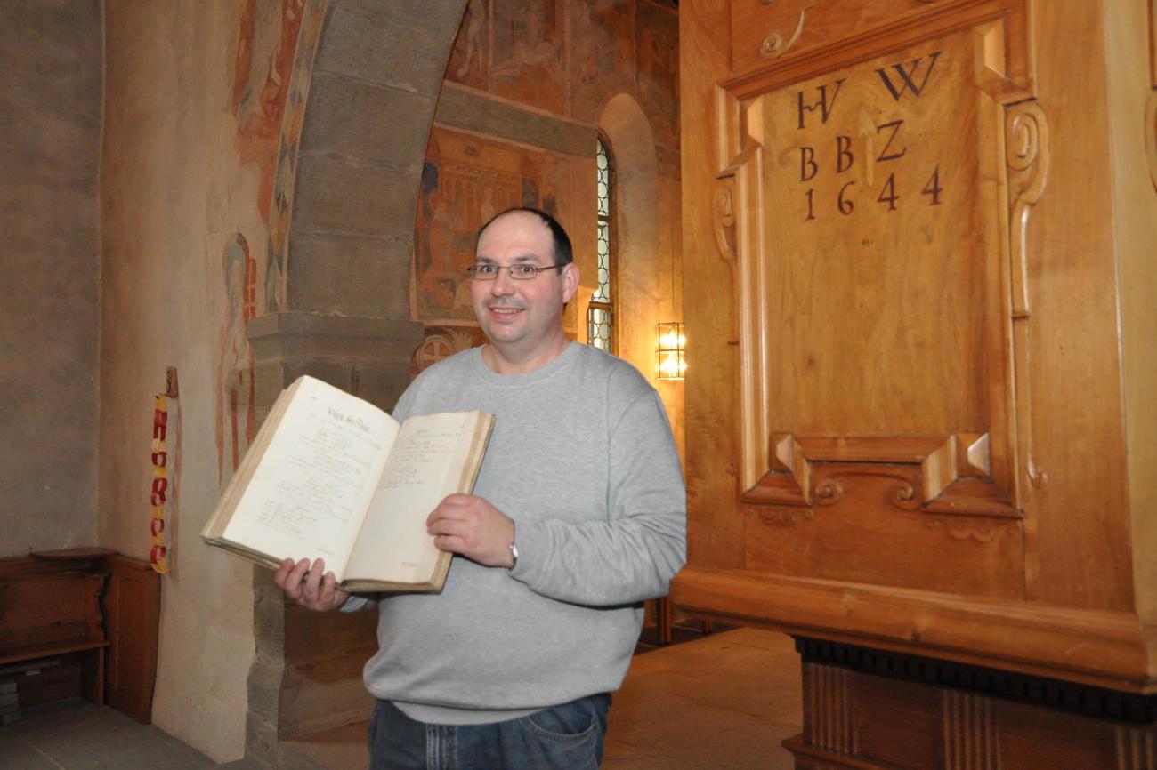 Reformationswirren und Kuriositäten: Roman Sigg zeigt bei der historischen Kanzel der Kirche Burg ein Zürcher Pfründenverzeichnis für Stein am Rhein. (Bild: sal)