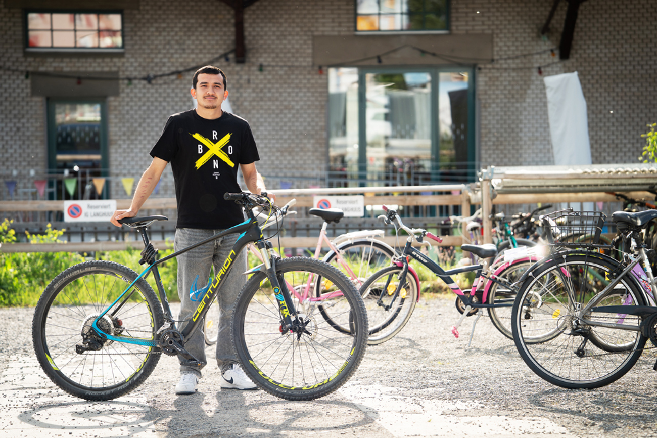 «Das Velo macht meinen Weg einfacher», sagt der 24-jährige Ali aus Afghanistan. | Foto: Raul Steffer
